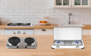 Dva tipa prenosivih rešoa – plinski rešo sa metalnim gorionicima i električni rešo sa ravnim grejnim pločama postavljeni jedan pored drugog na kuhinjskom pultu.