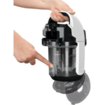 Prikaz otvaranja i pražnjenja posude Bosch BGS05A322 usisivača – lako održavanje bez kese.